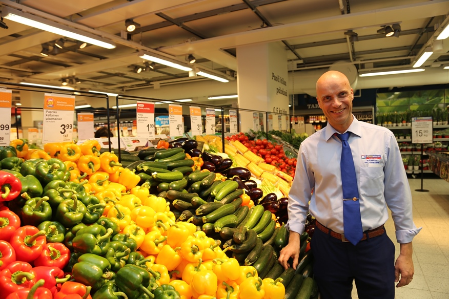 K-supermarket Postitalon kauppias Aki Luomanen kertoo kesän hittituotteen olevan kukkakaali.