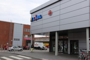 Tukkutorin myymälä avattiin kesäkuussa.   Vastapäätä on Votkinin tehtaanmyymälä ja samassa rakennuksessa Alko.