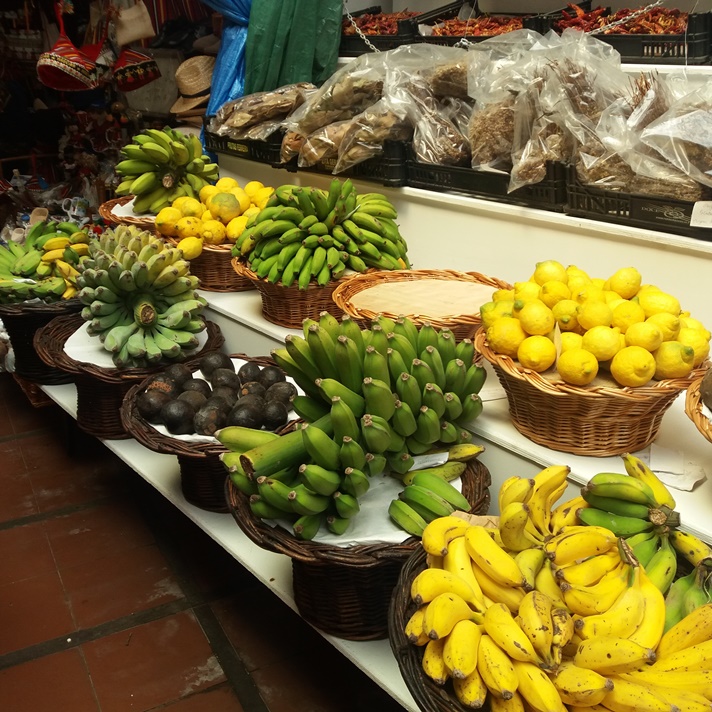 Banaaneja tarjolla Funchalin kauppahallissa.