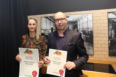 Marketsarjan voittaja on S-market Bulevardi, jota edustivat hevi-vastaava Jetta Lindholm ja marketpäällikö Henri Kaksonen.
