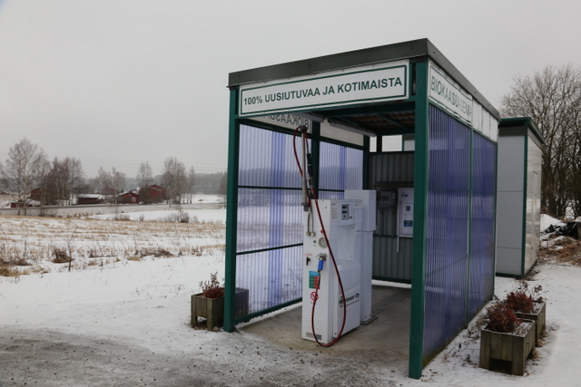 Kalmarin maatilalla on Suomen pohjoisin biokaasun myyntiasema. Siitä myydään 150 000 bensalitraa vastaava määrä biokaasua vuodessa.  